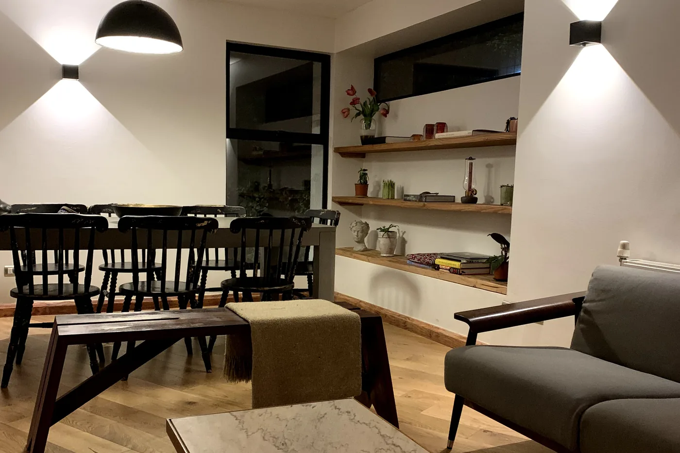 Casa ZT — cocina y comedor iluminados de noche