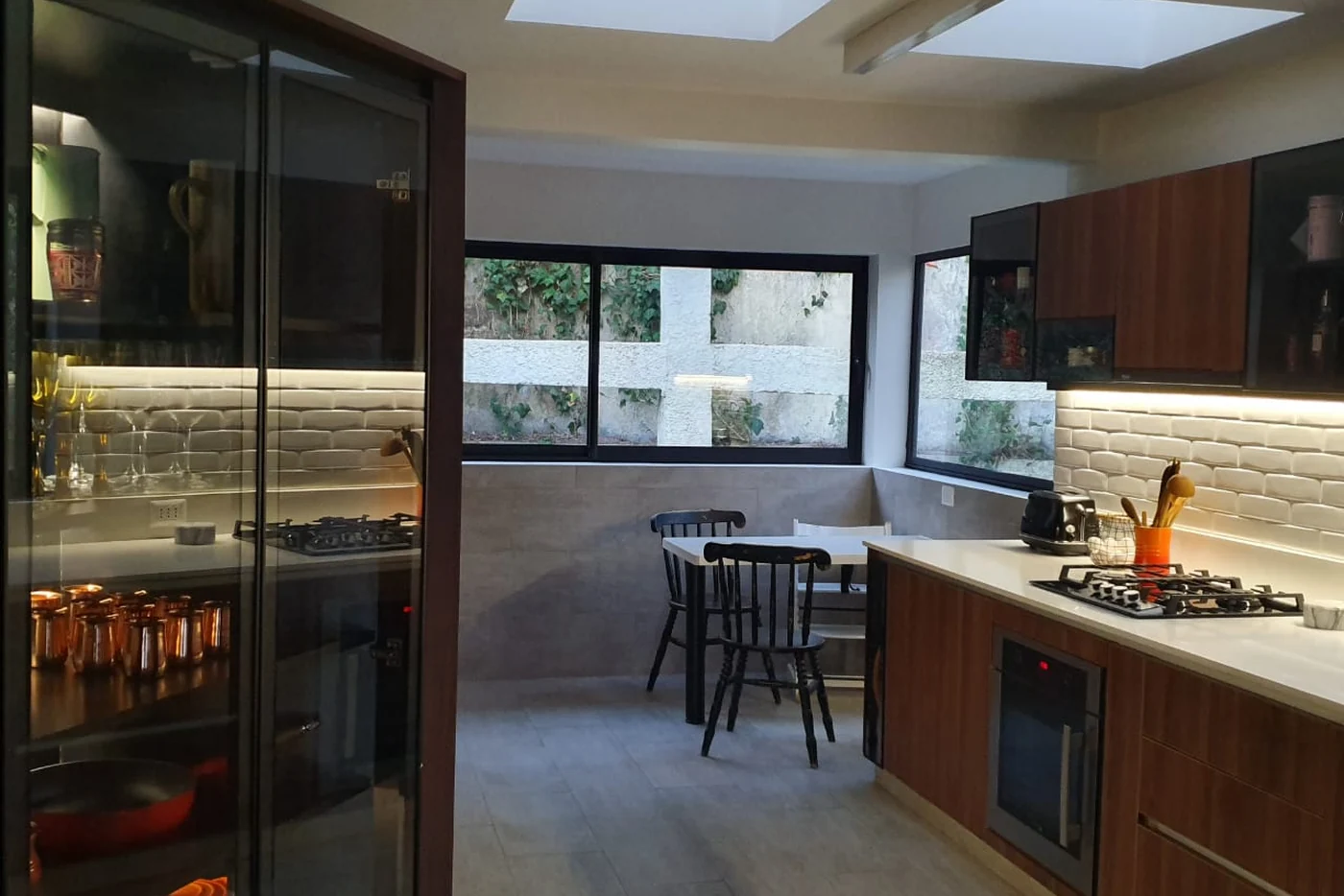 Casa ZT — cocina renovada con isla y ventanas hacia el patio