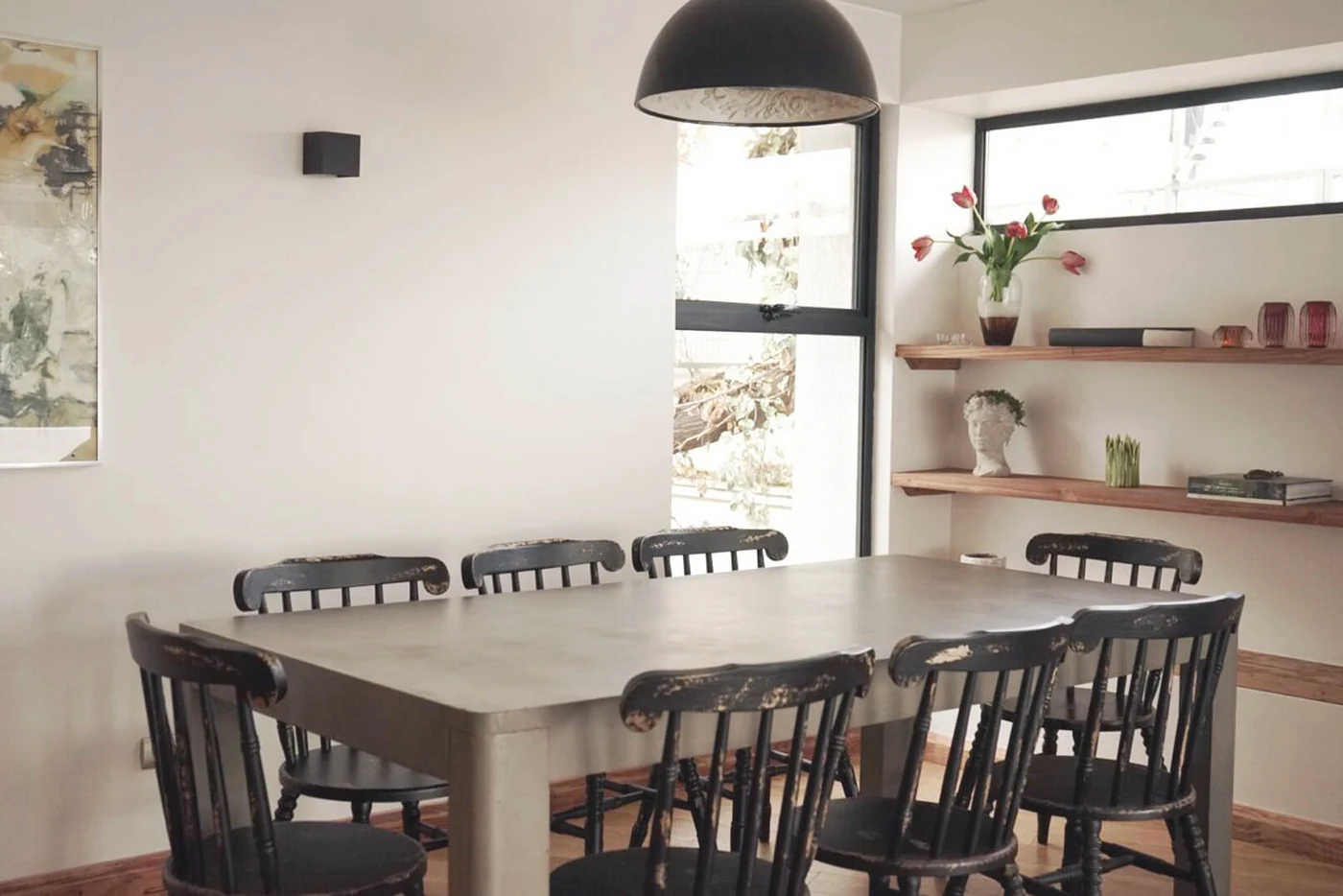 Casa ZT — comedor con mesa de mármol y sillas de madera