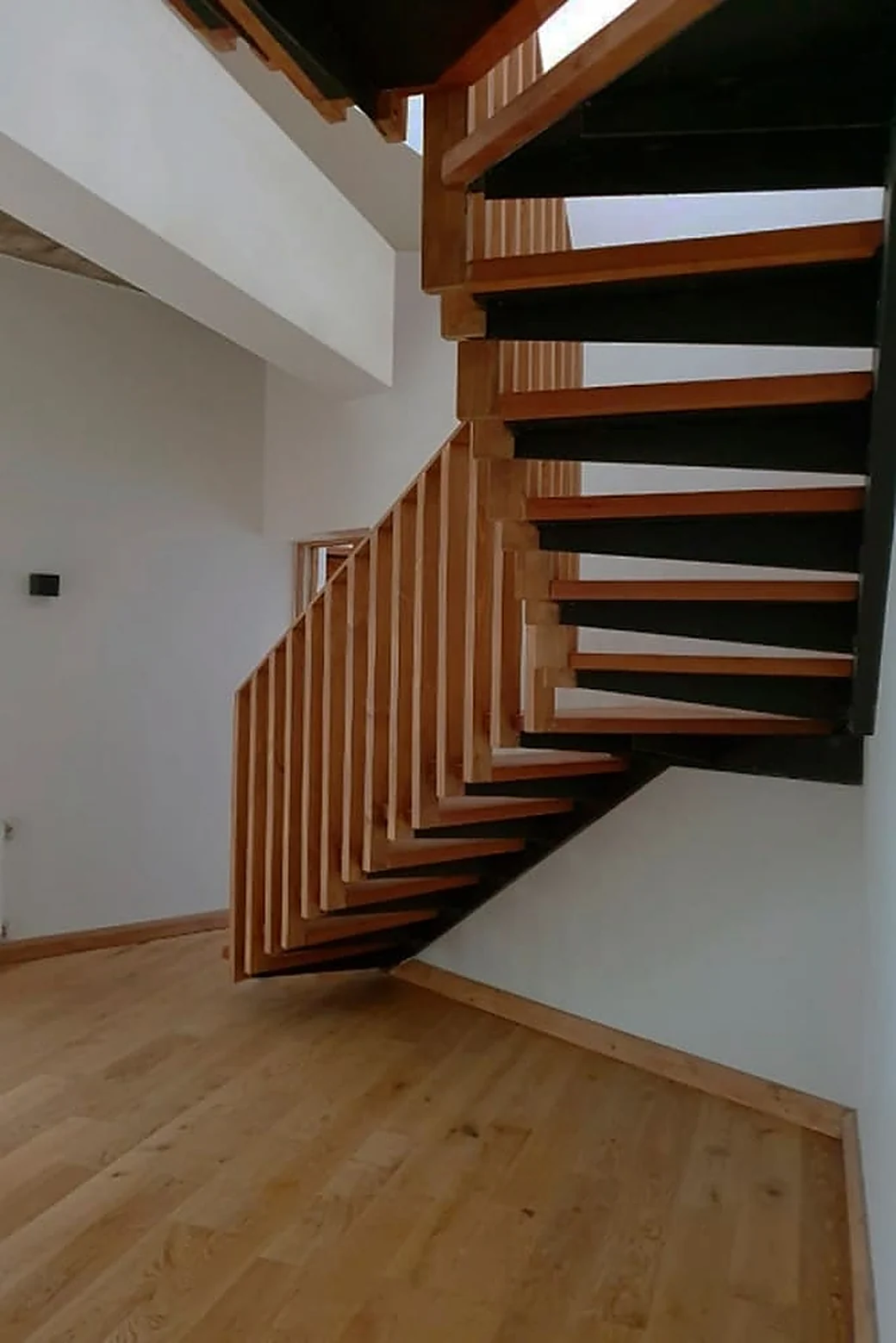 Casa ZT — nueva escalera de madera y metal de peldaños abiertos que conecta los niveles