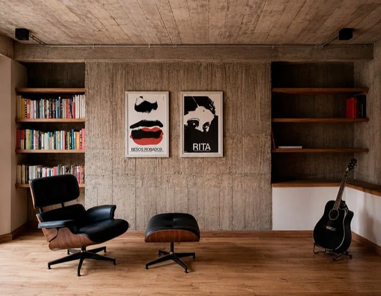Casa ZT, Vitacura — estar con muro de hormigón y biblioteca