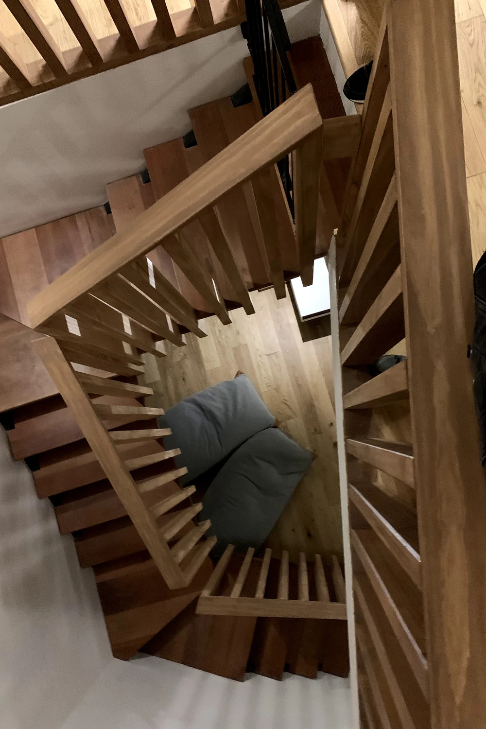 Casa ZT — vista cenital de la escalera desde el nivel superior