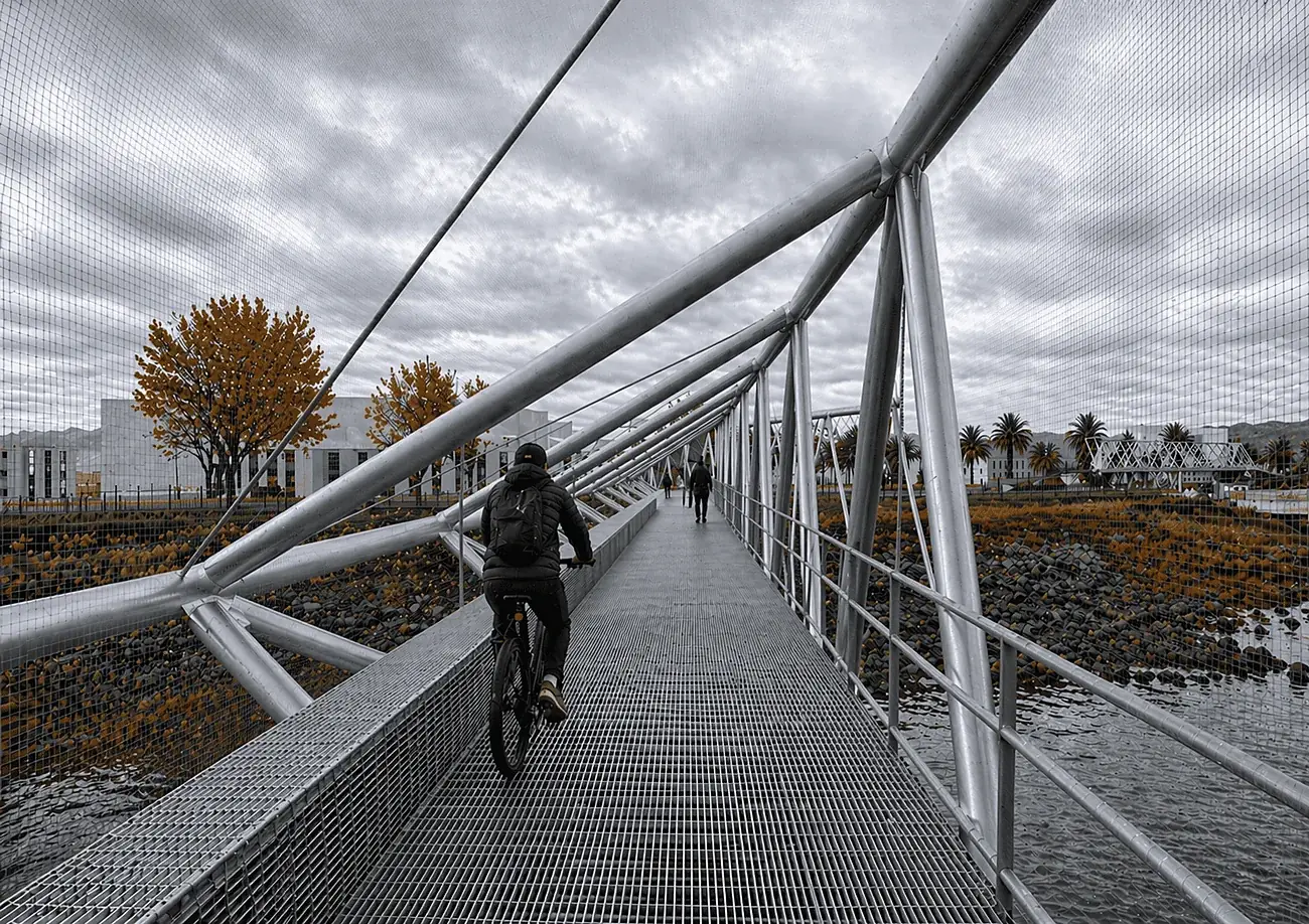Pasarela Lo Barnechea — recorrido ciclista sobre el puente metálico