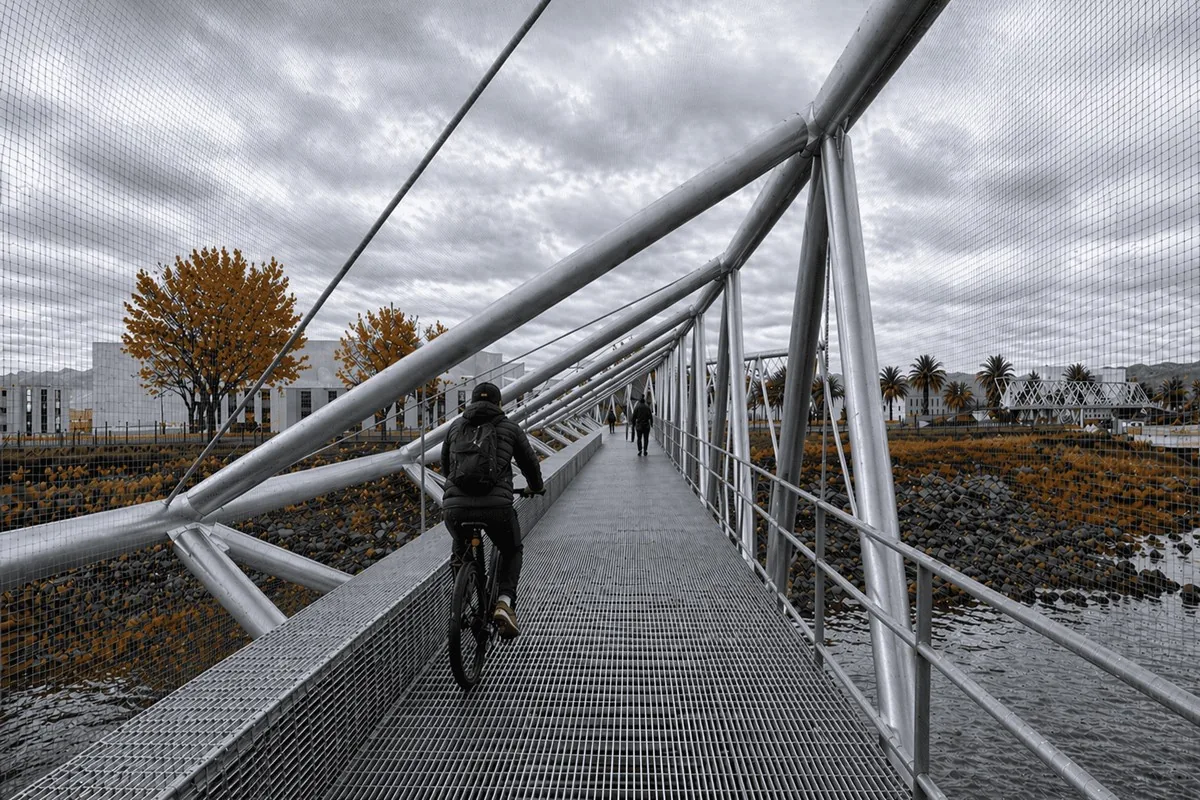 Concurso Pasarelas, Lo Barnechea — ciclista en el puente metálico