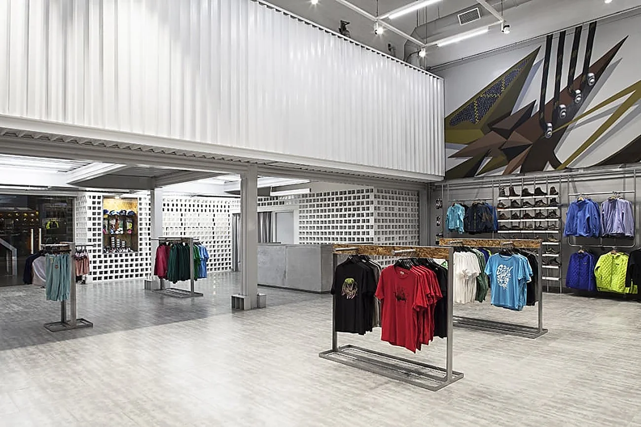 Converse — interior retail con exhibidores perimetrales