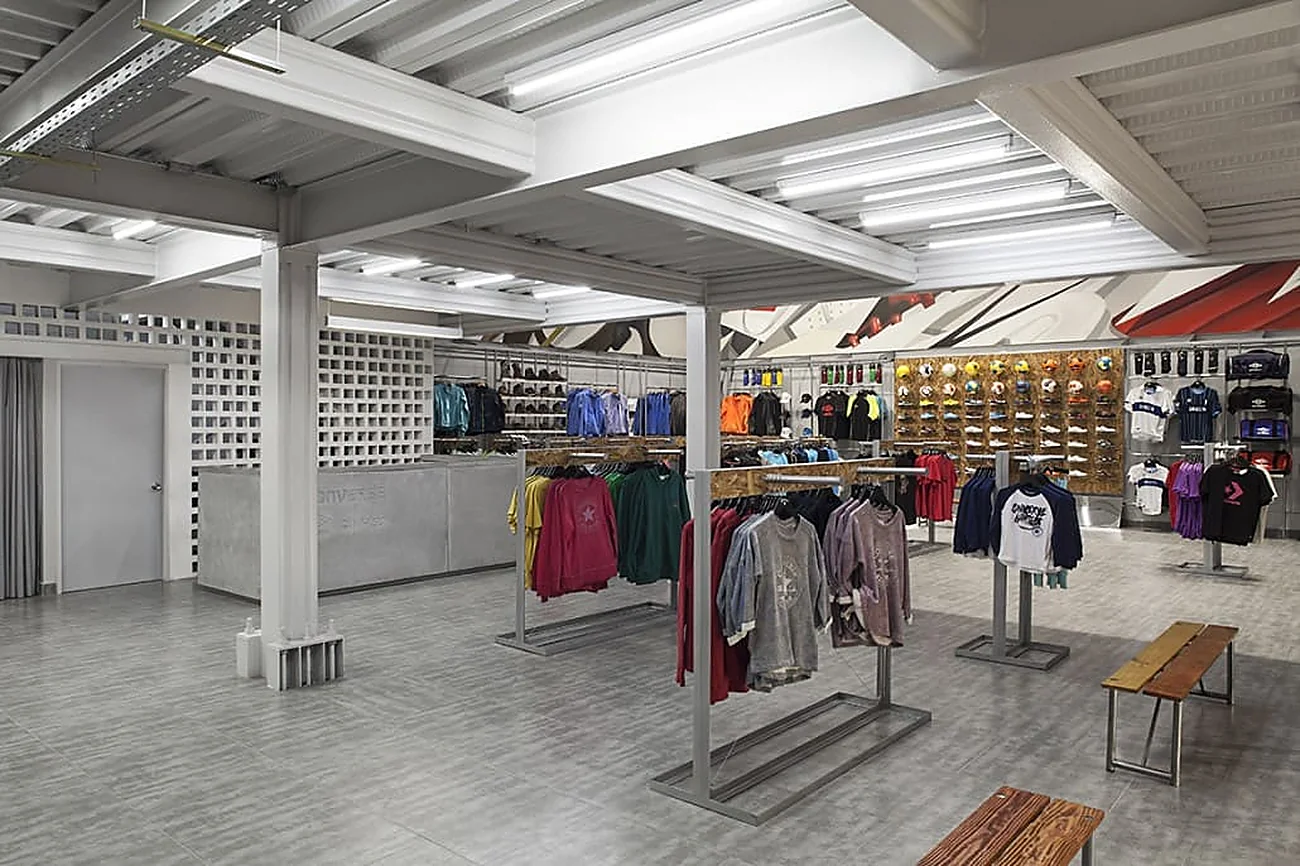 Converse — sala de ventas de ropa y zapatillas