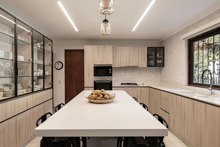 Casa Fernández Vial — cocina de diseño contemporáneo con mobiliario de madera