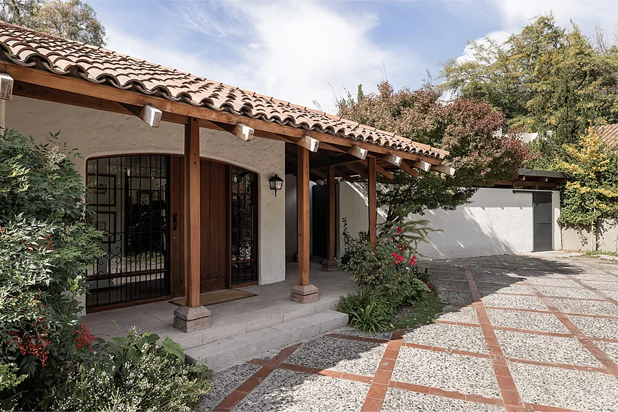 Casa Fernández Vial — entrada residencial