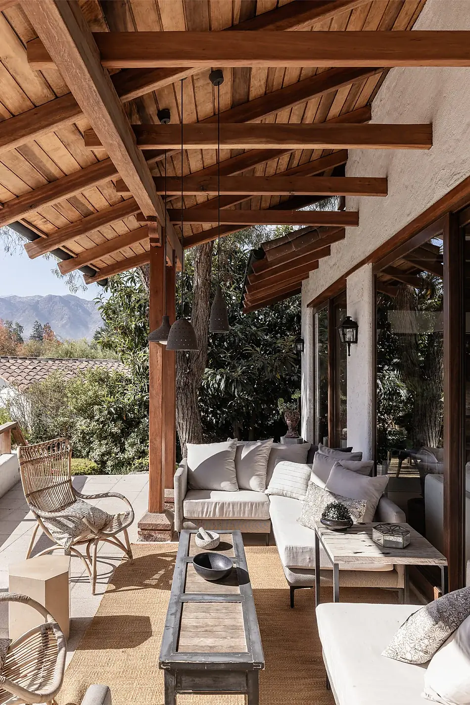 Casa Fernández Vial — galería cubierta de estructura tradicional de madera, con vista a la cordillera