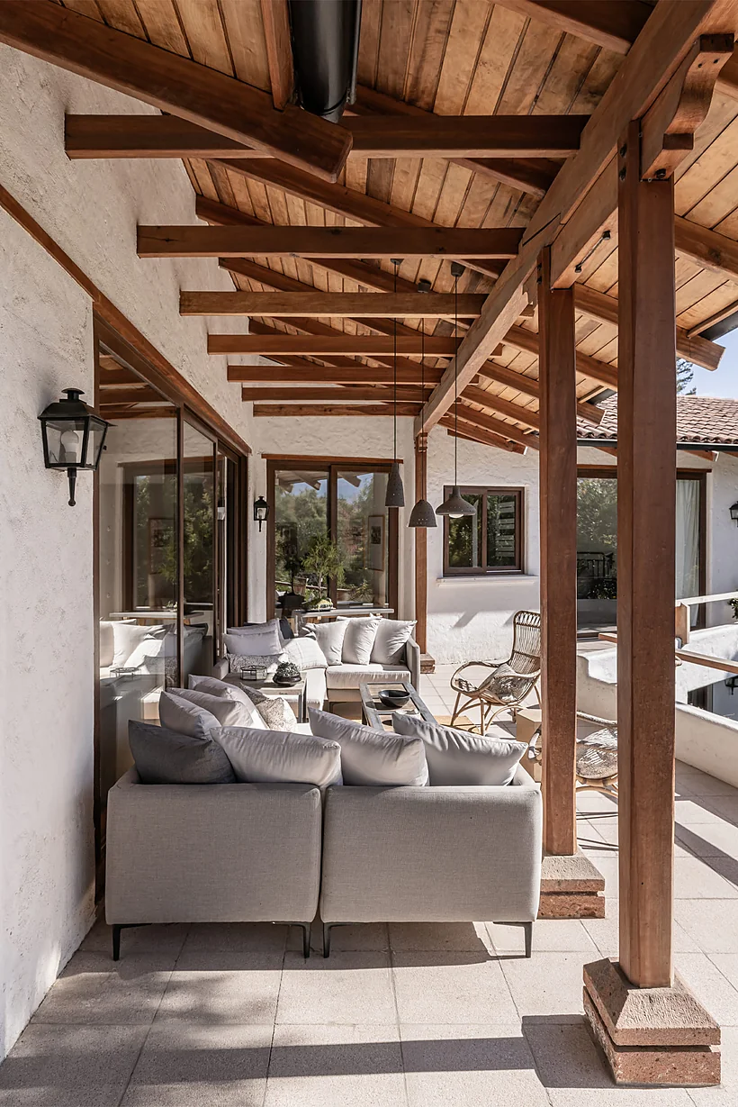 Casa Fernández Vial — terraza con pilares de madera