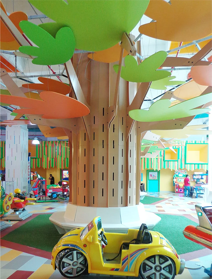 Happyland — árbol temático del área infantil