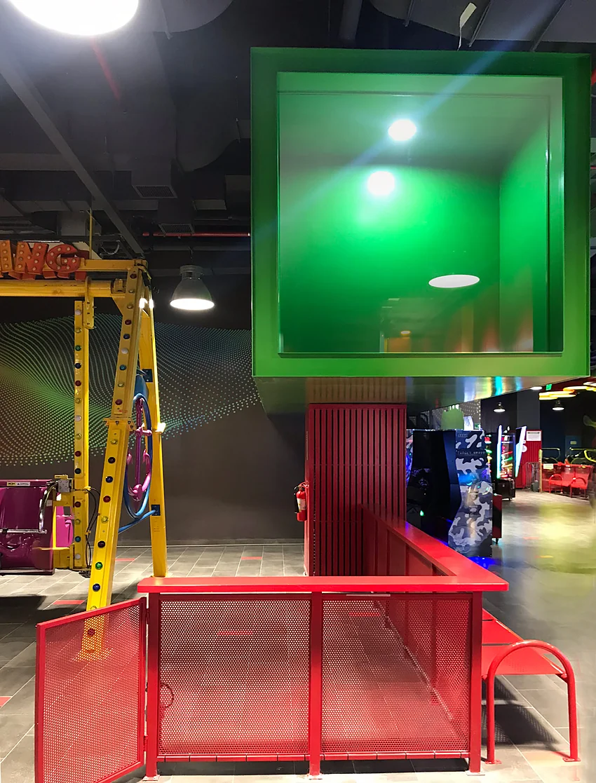 Happyland — cubo suspendido, elemento icónico