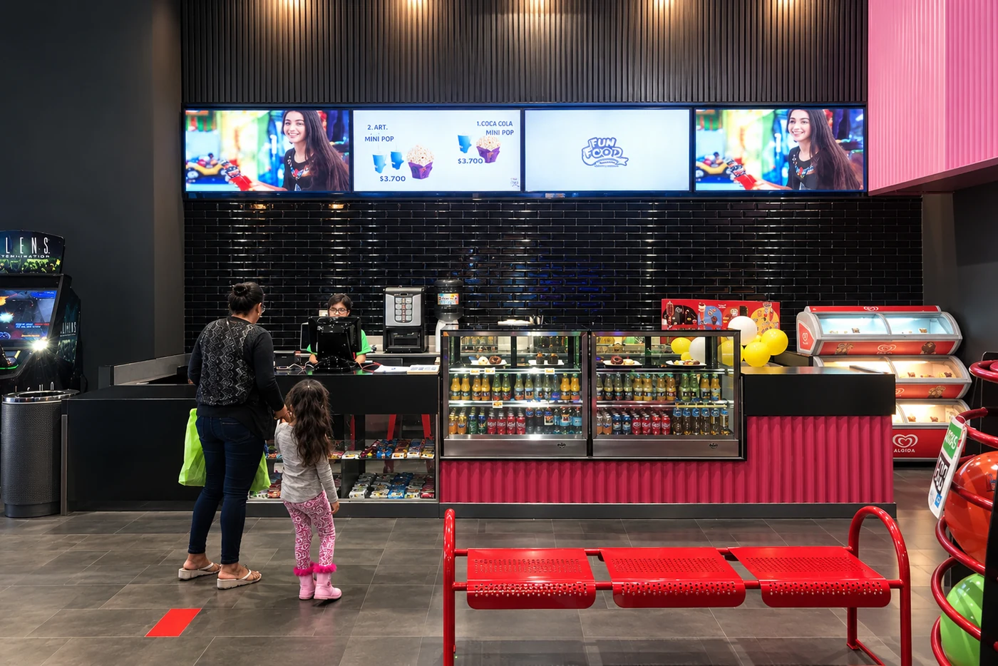 Happyland — mostrador Fun Food con pantallas y vitrinas de dulces
