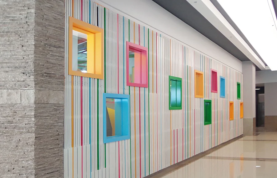 Happyland — muro decorativo de listones de colores