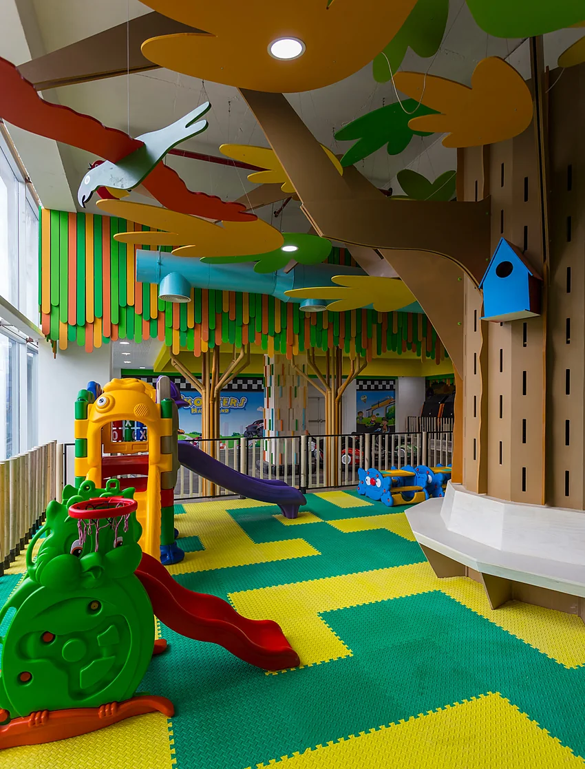 Happyland — playground con bosque temático