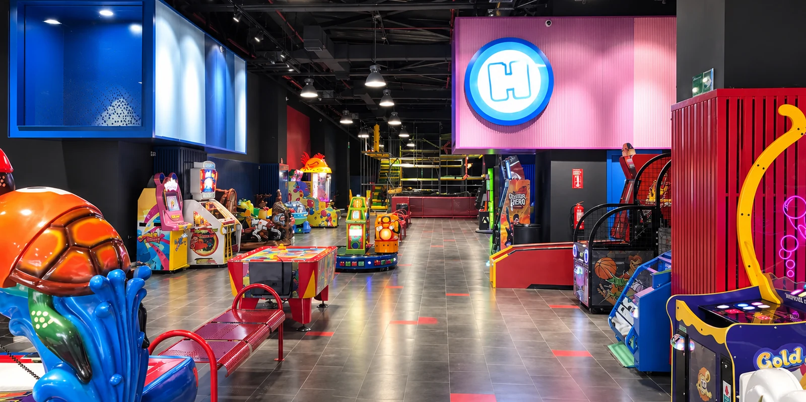 Happyland — corredor principal de arcade con letrero H