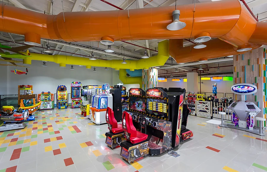 Happyland — salón arcade con ductos expuestos