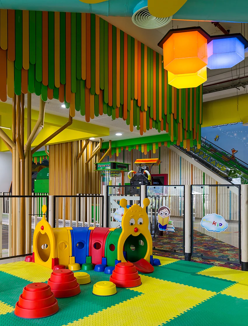 Happyland — zona de juegos infantiles temática de bosque