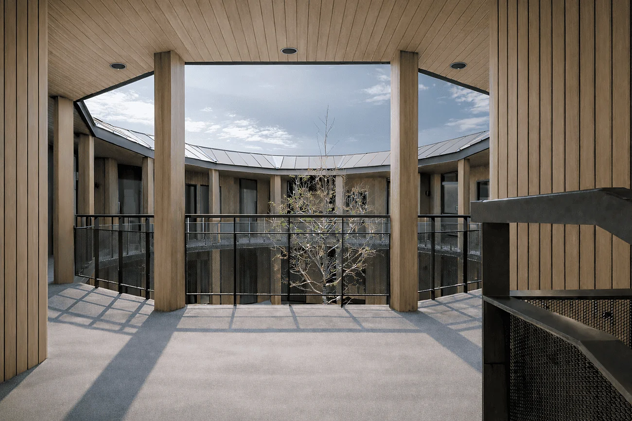 Hotel Vallenar — pasillo interior en torno al patio de las habitaciones