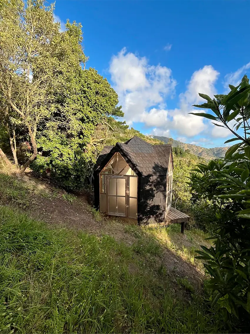 Lucernario — implantación en la ladera y su entorno natural
