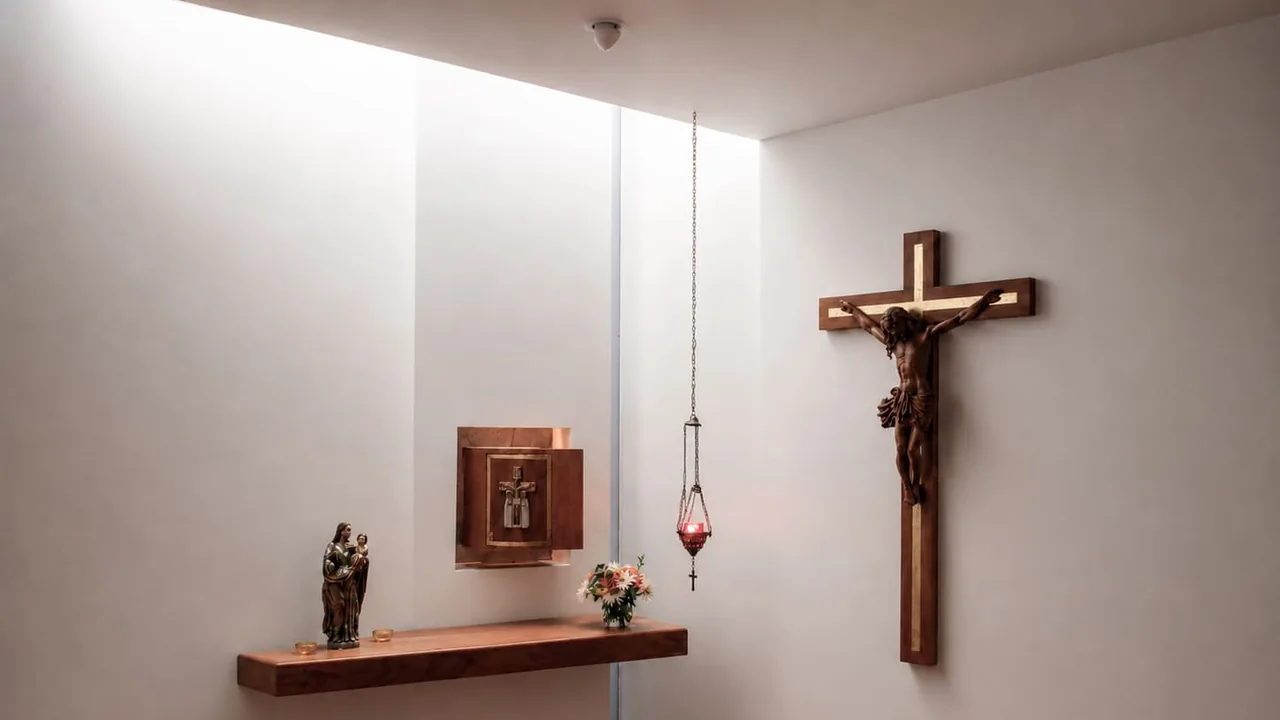 Oratorio Parroquia Santa Rosa — interior con crucifijo, altar lateral y luz cenital sobre muros blancos