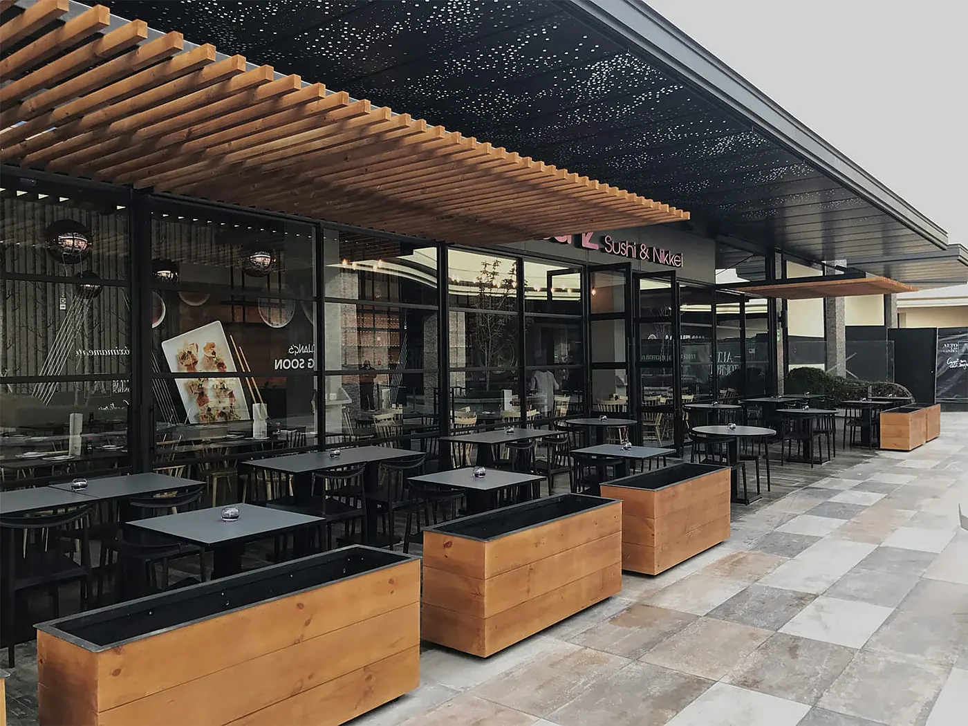 Restaurante Senz — fachada exterior y terraza en el mirador de Alto Las Condes