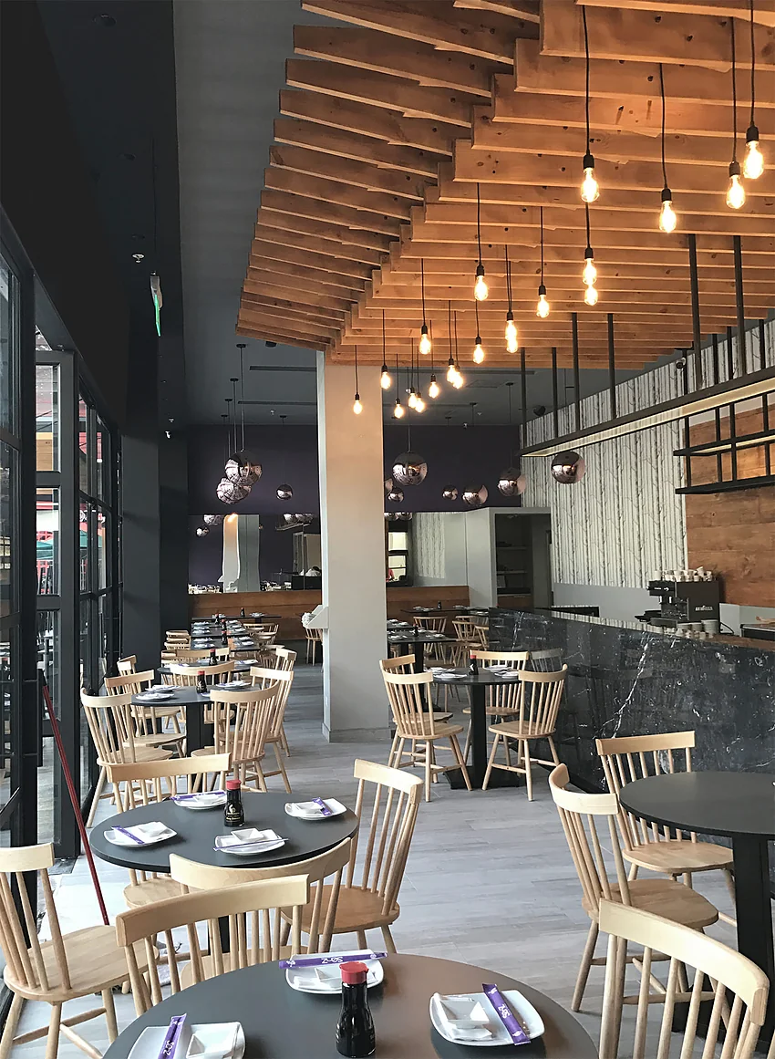 Senz — salón comedor con la estructura de madera descolgada del cielo