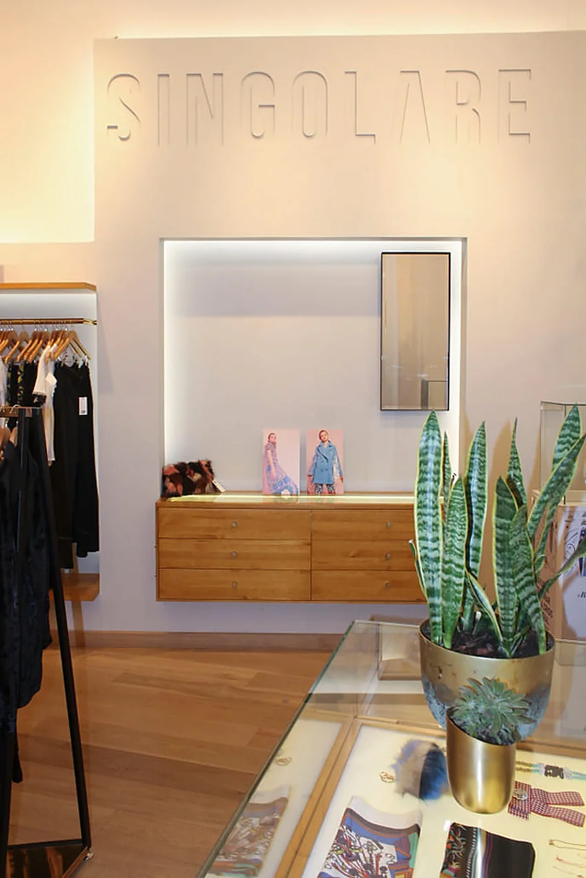 Singolare — área de estar y exhibición de accesorios