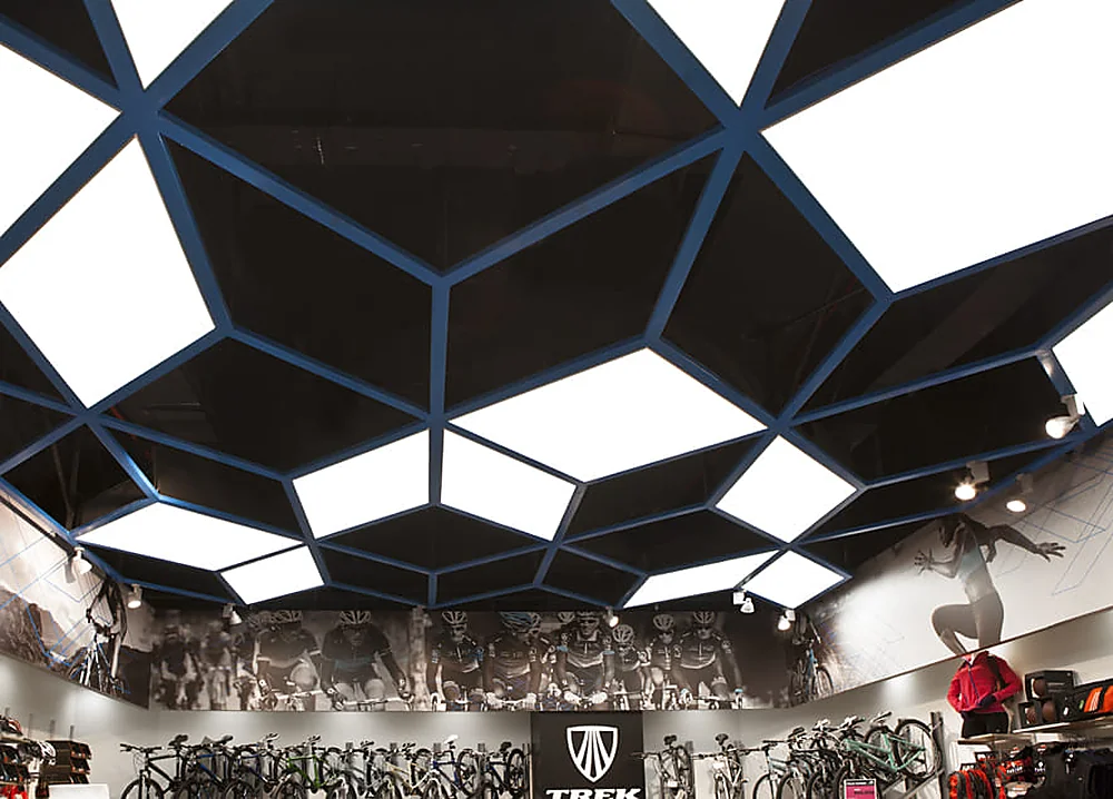 Sparta — cielo geométrico retroiluminado