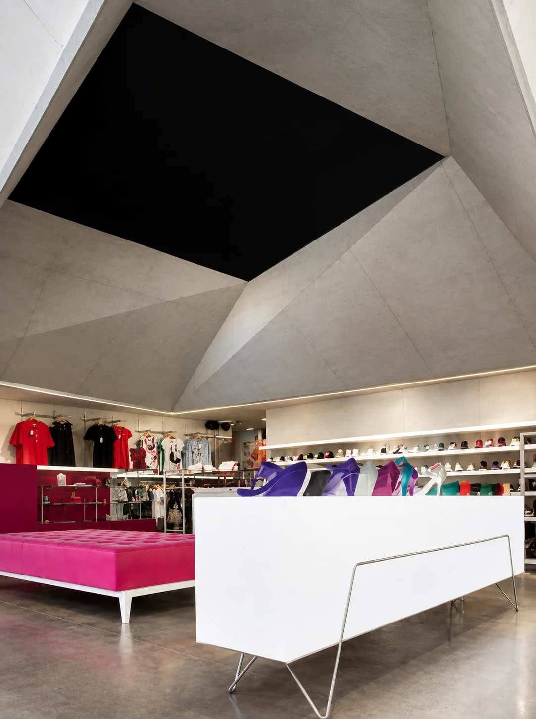 Zoo Women — interior con cielo geométrico y mueble blanco