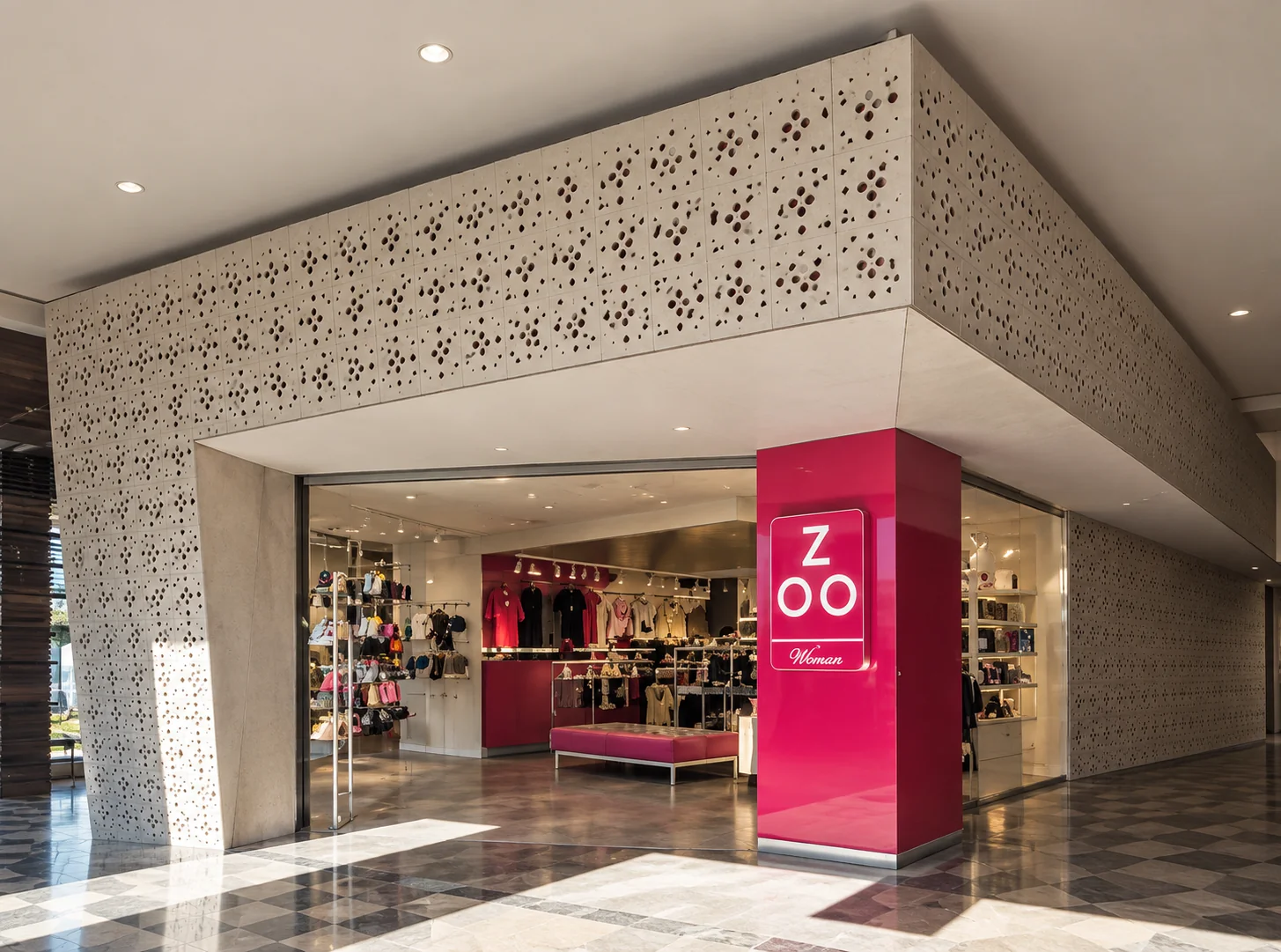Zoo Women, Parque Arauco — fachada perforada con columna rosa de acceso