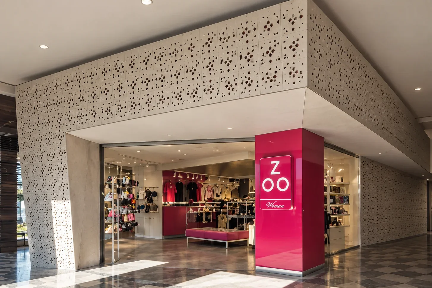 Tienda Zoo Women, Parque Arauco — fachada perforada con columna rosa